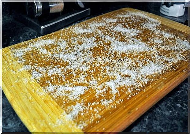 Coarse salt to clean the cutting board