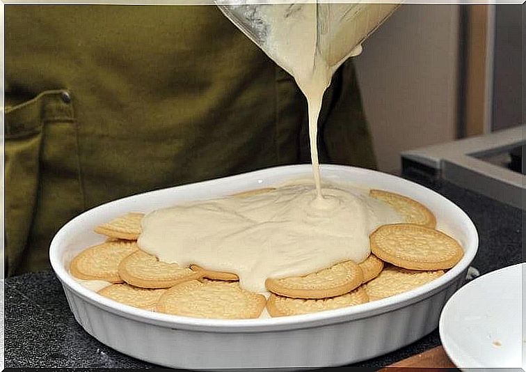 Homemade lemon carlota recipe process.