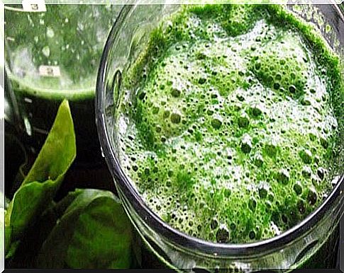 Chlorella smoothie is a good way to consume this algae.