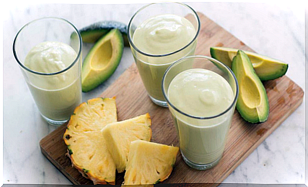 Avocado and pineapple smoothie to combat fluid retention