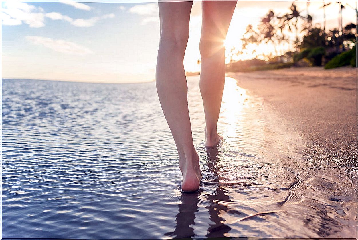 Walking barefoot on the beach for sore feet