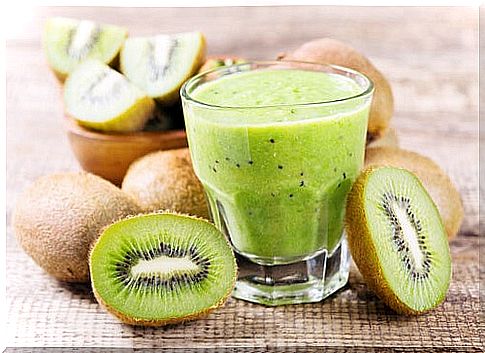 Kiwi smoothie surrounded by sliced ​​kiwis