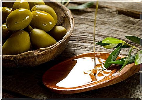 Olive oil to treat dry dandruff