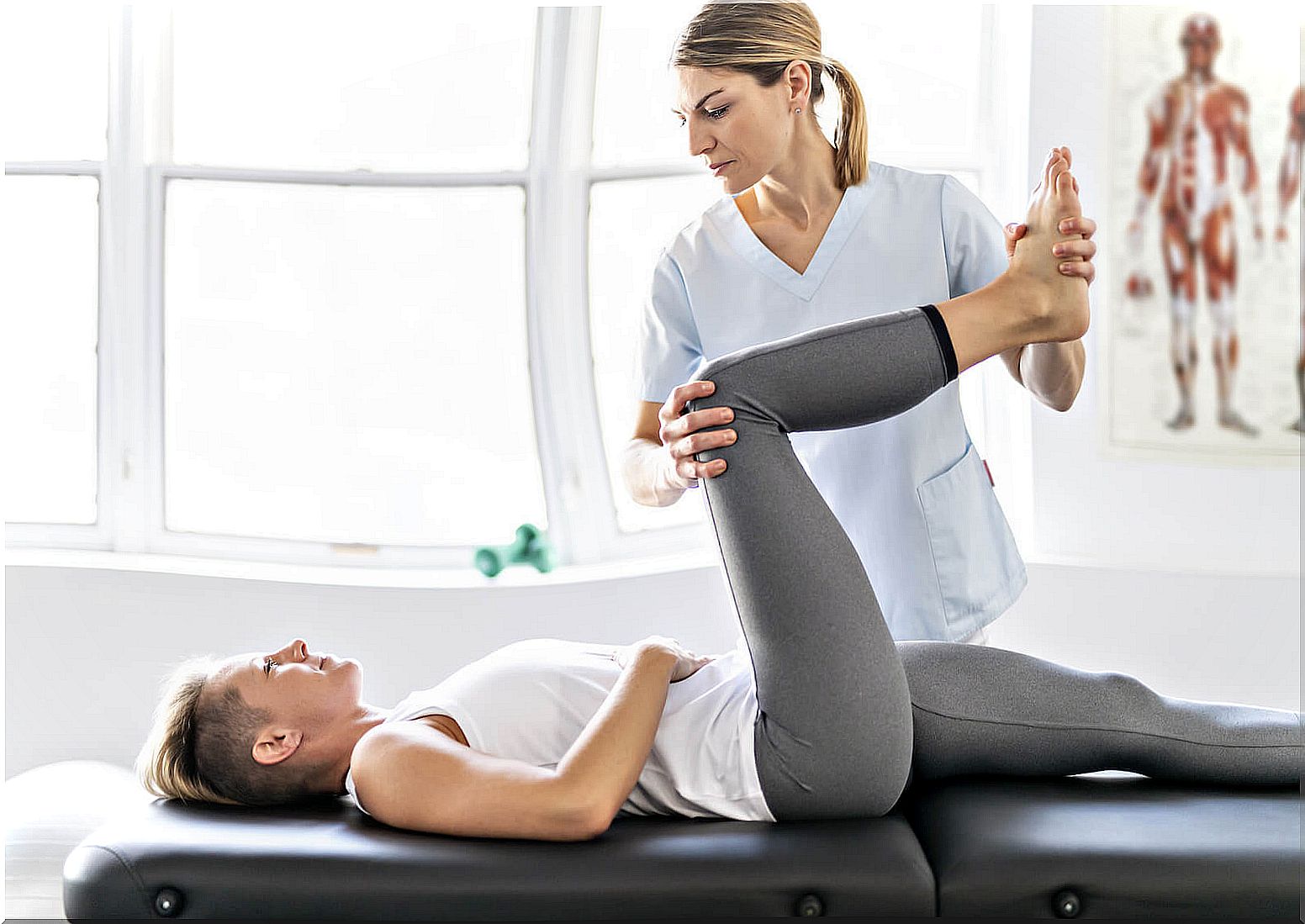 Woman at the physiotherapist to relieve radiculopathy.