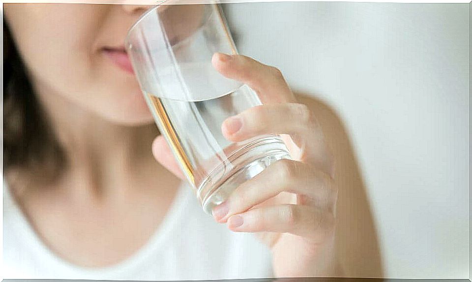 Drinking water is good for weight control.